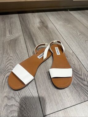 Steve Madden White and Tan Leather Slingback Flat Sandals